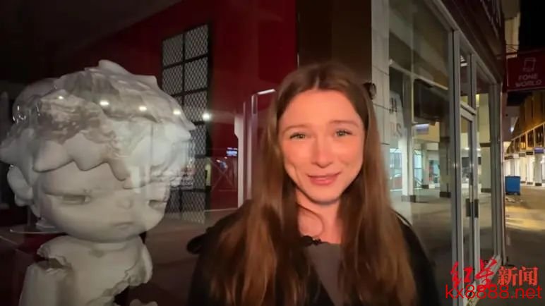 姆里尤在门店开业前一天晚上就赶来列队 受访者供图