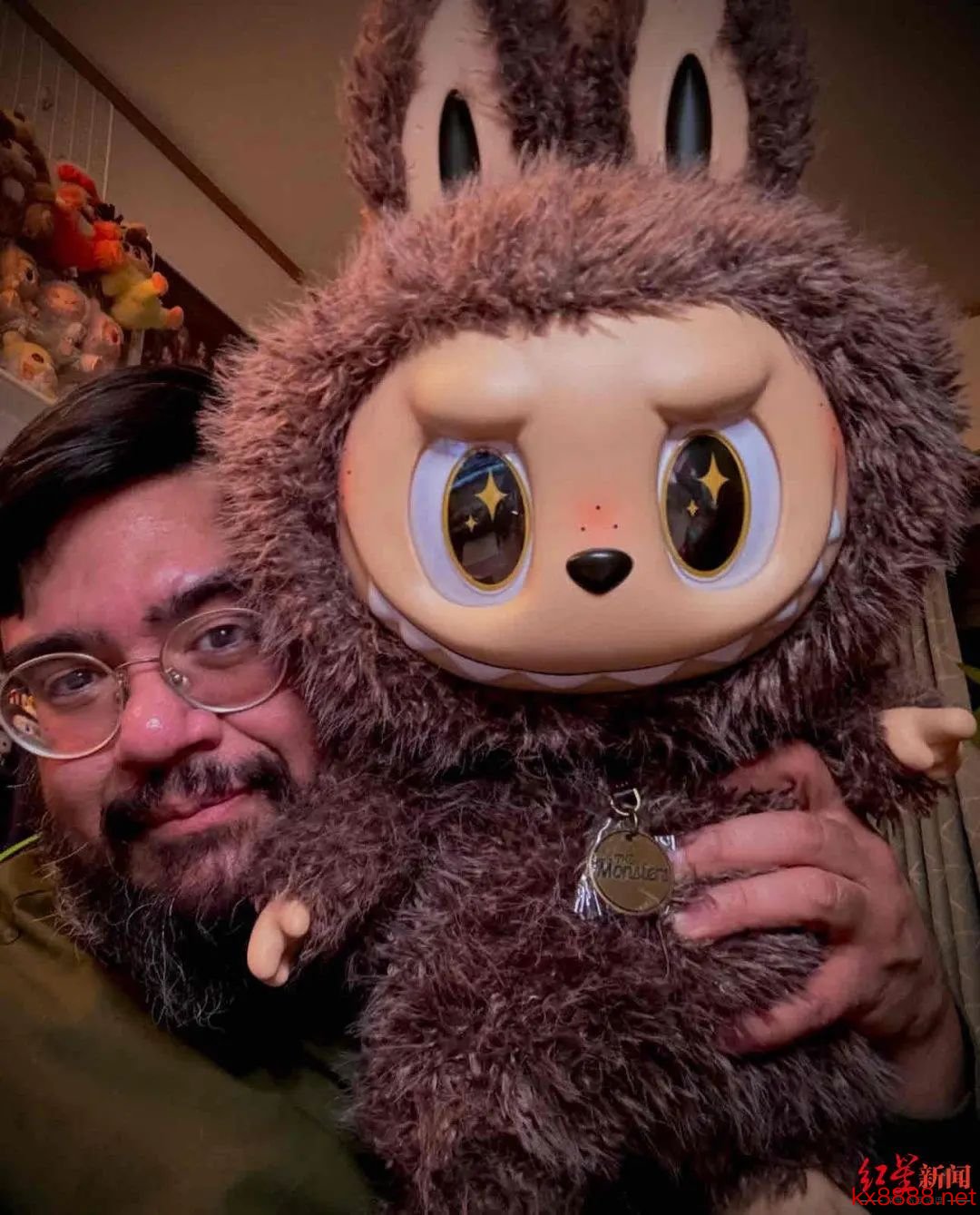 纳尔瓦扎和他最爱的拉布布 受访者供图